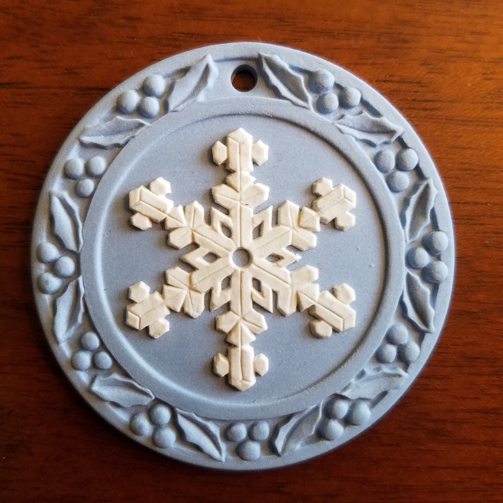 Rare 2001 Annual Wedgwood Snowflake Ornament White on Pale Blue Jasperware w Box